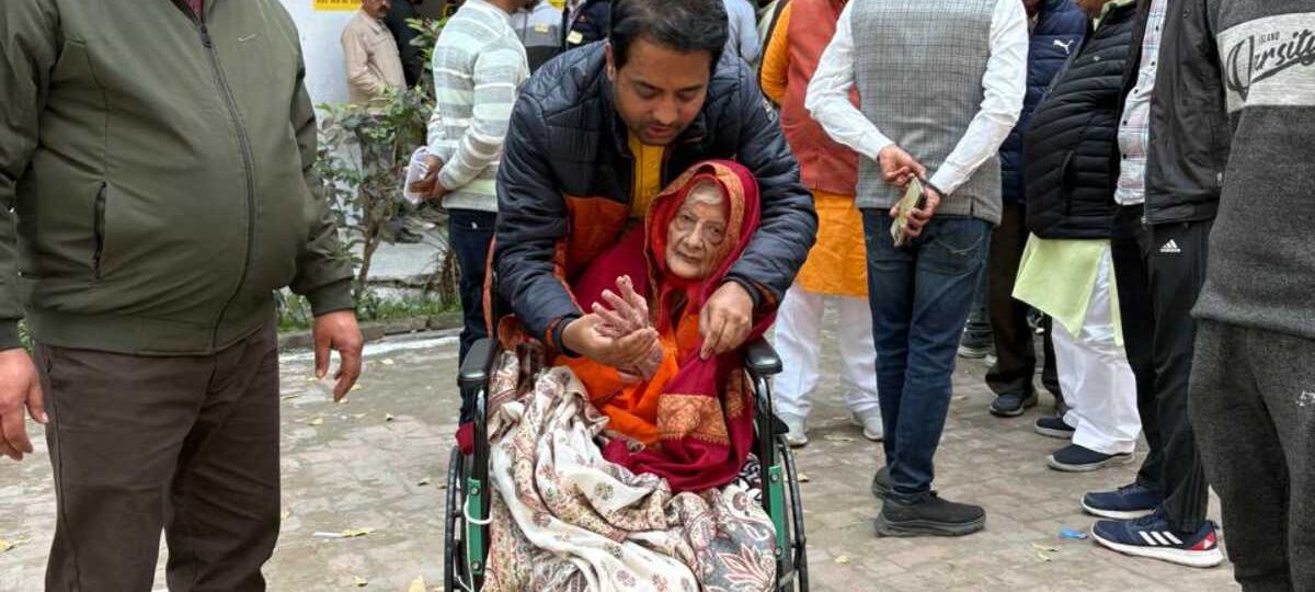 113 वर्षीय राम भजन माता ने वोट डालकर दिया मतदाता जागरूकता का संदेश