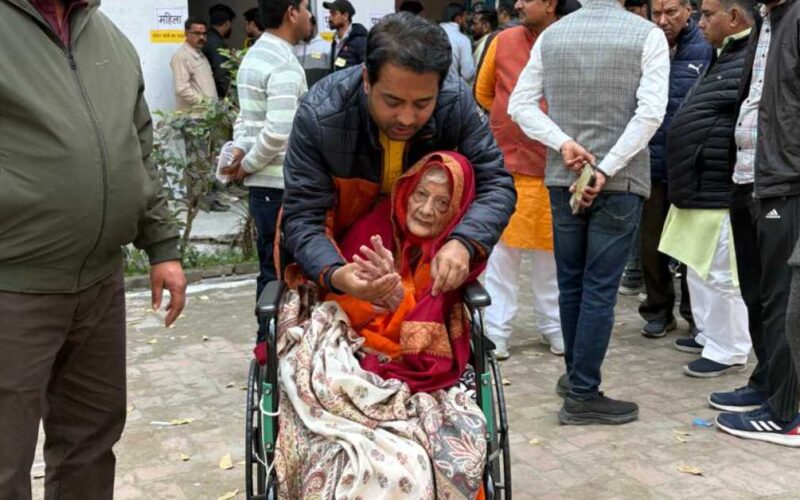 113 वर्षीय राम भजन माता ने वोट डालकर दिया मतदाता जागरूकता का संदेश