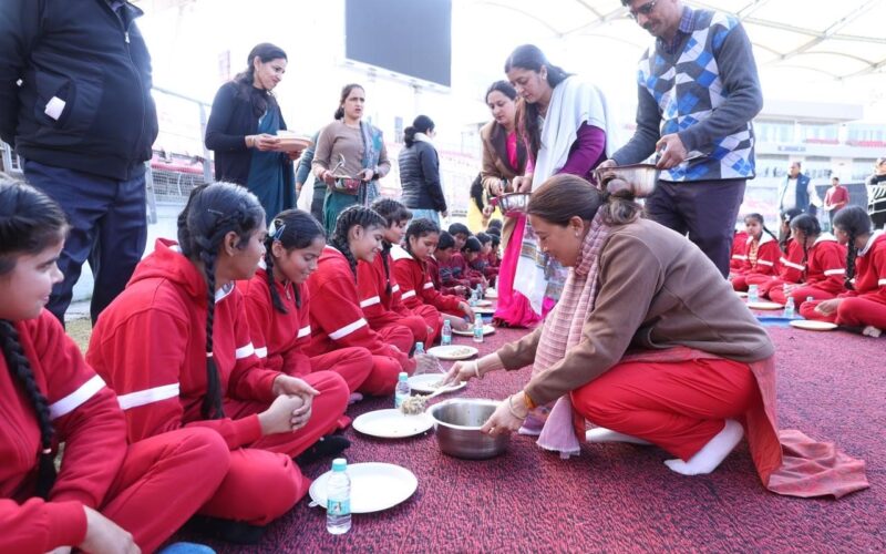 खेल मंत्री रेखा आर्या ने बच्चों संग मनाई मकर संक्रांति, राष्ट्रीय खेल की तैयारियों का लिया जायजा