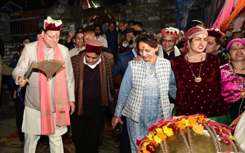 मुख्यमंत्री धामी ने महासू मंदिर परिसर में आयोजित सांस्कृतिक कार्यक्रमों में प्रतिभाग किया…