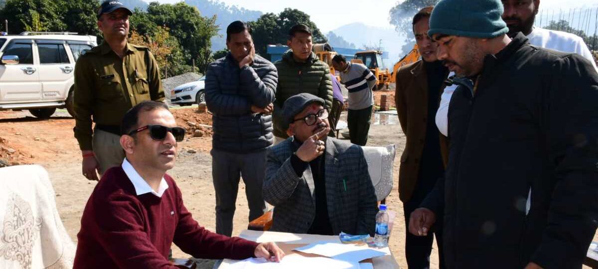 जिलाधिकारी आशीष भटगांई ने खोली में निर्माणाधीन क्रिटिकल केयर यूनिट का स्थलीय निरीक्षण किया