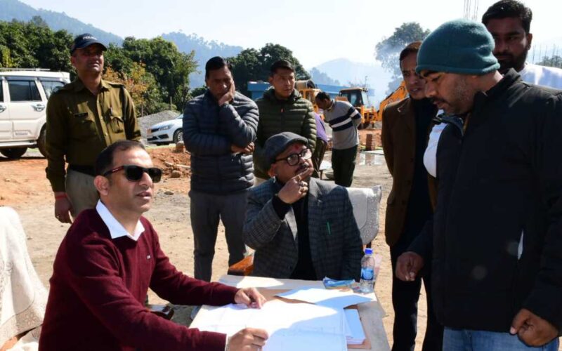 जिलाधिकारी आशीष भटगांई ने खोली में निर्माणाधीन क्रिटिकल केयर यूनिट का स्थलीय निरीक्षण किया