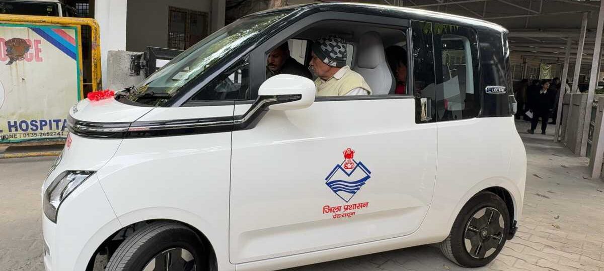 बजुर्ग फरियादियों को गंतव्य स्थल तक पंहुचा रहा है जिला प्रशासन का ‘सारथी’