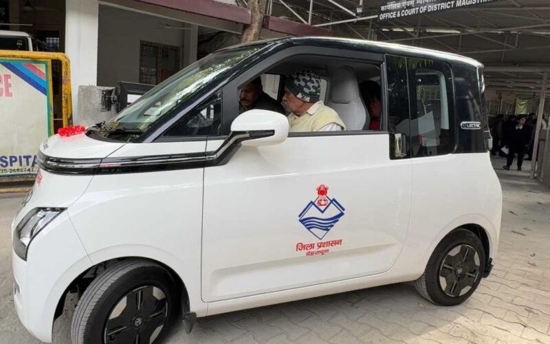 बजुर्ग फरियादियों को गंतव्य स्थल तक पंहुचा रहा है जिला प्रशासन का ‘सारथी’