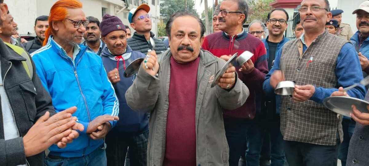 राज्य निगम कर्मचारी अधिकारी महासंघ के आह्वान पर  विधायक निवास में थाली बजाकर शासन को सचेत किया