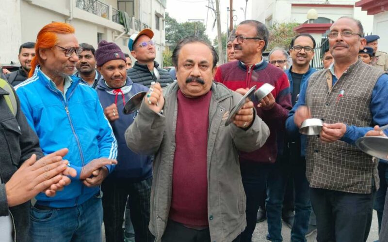 राज्य निगम कर्मचारी अधिकारी महासंघ के आह्वान पर  विधायक निवास में थाली बजाकर शासन को सचेत किया