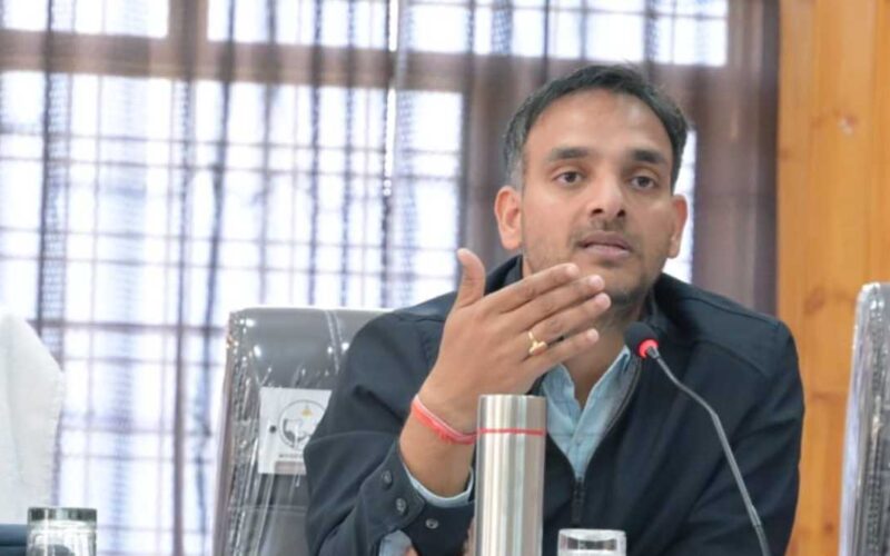 डीएम रुद्रप्रयाग ने किया विभिन्न परीक्षा केंद्रों का निरीक्षण…