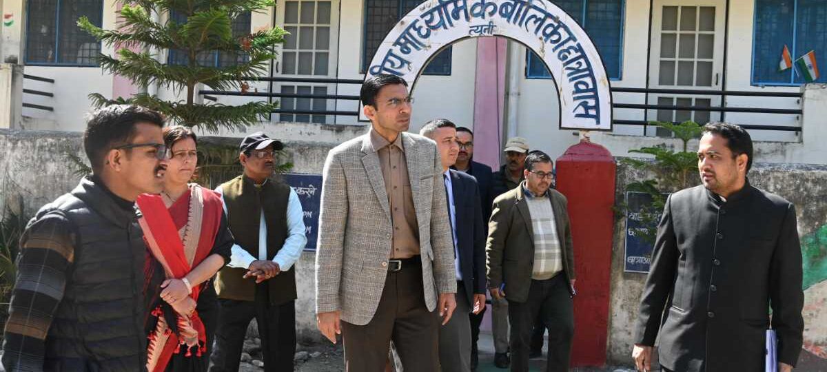 सीएम के सकंल्प, शिक्षा एवं स्वास्थ्य सेवाओं को सुगम बनाने में जुटे डीएम…