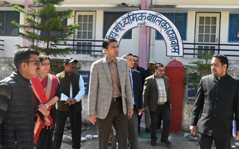 सीएम के सकंल्प, शिक्षा एवं स्वास्थ्य सेवाओं को सुगम बनाने में जुटे डीएम…