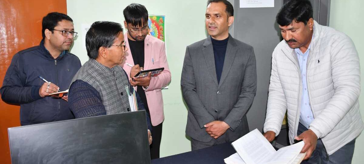 डीएम ने विकासखंड कार्यालय व तहसील का औचक निरीक्षण कर दिए सख्त निर्देश…
