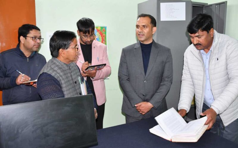 डीएम ने विकासखंड कार्यालय व तहसील का औचक निरीक्षण कर दिए सख्त निर्देश…