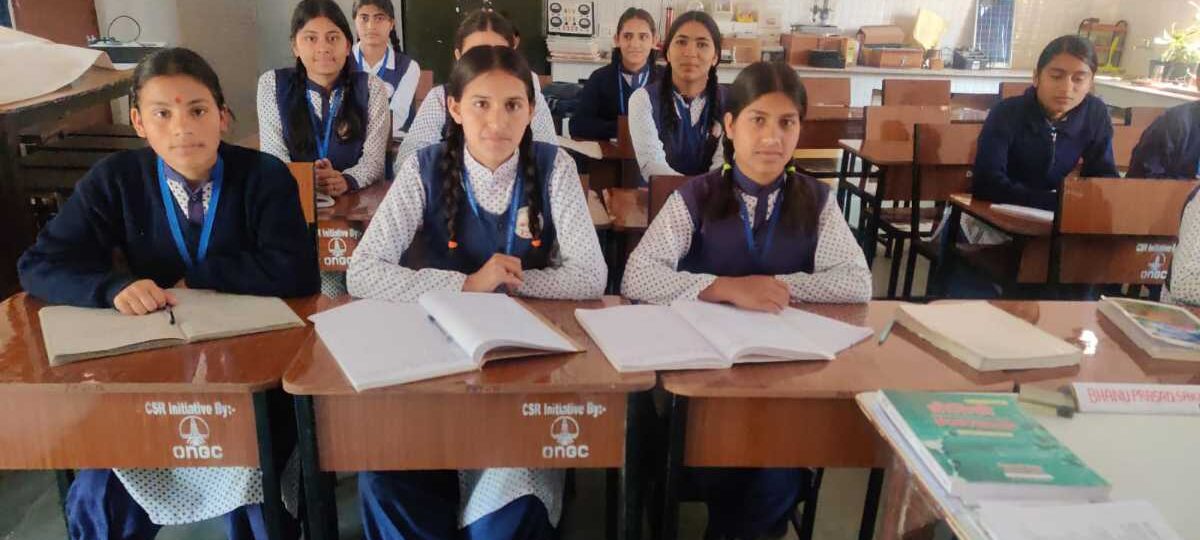 देहरादून: प्रोजेक्ट उत्कर्ष के अंतर्गत सरकारी स्कूलों को साक्षात मिलने लगा नया फर्नीचर…