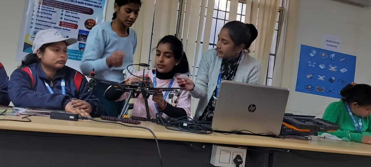 ड्रोन दीदी – वंचित वर्ग की बेटियां ड्रोन पायलट बन भर रही हैं ऊंची उड़ान…