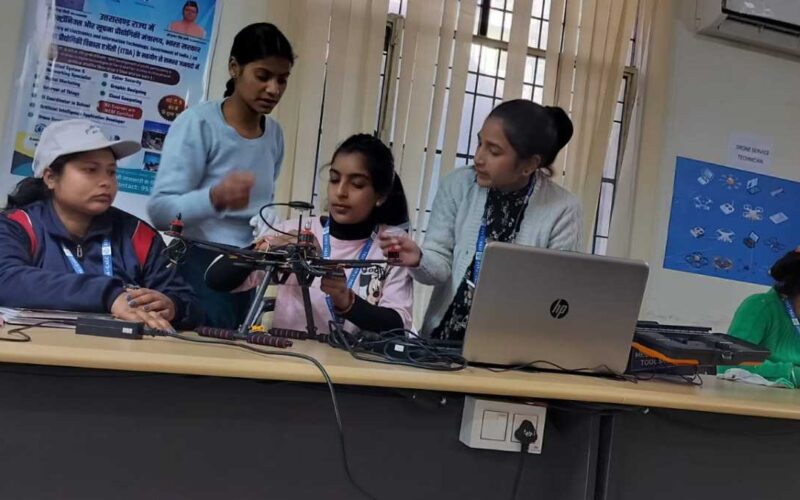 ड्रोन दीदी – वंचित वर्ग की बेटियां ड्रोन पायलट बन भर रही हैं ऊंची उड़ान…