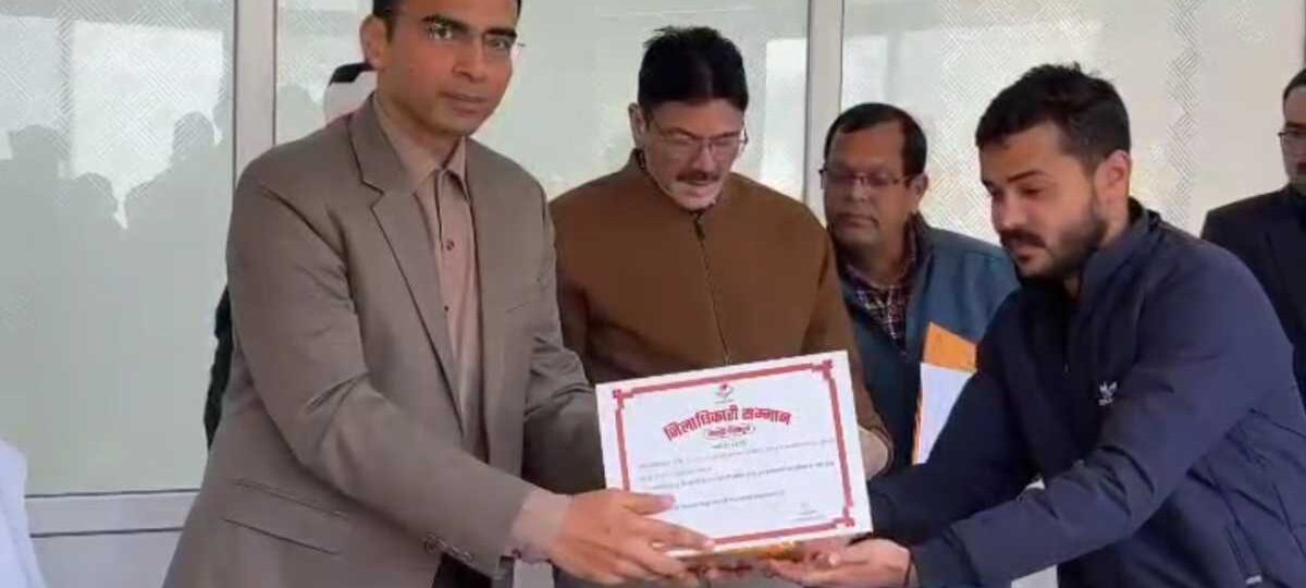 उत्कृष्ट कार्य करने वाले प्रशासनिक अधिकारी/कार्मिकों को डीएम ने किया सम्मानित…