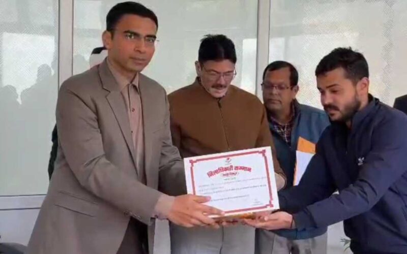 उत्कृष्ट कार्य करने वाले प्रशासनिक अधिकारीयों एवं कार्मिकों को डीएम ने किया सम्मानित…