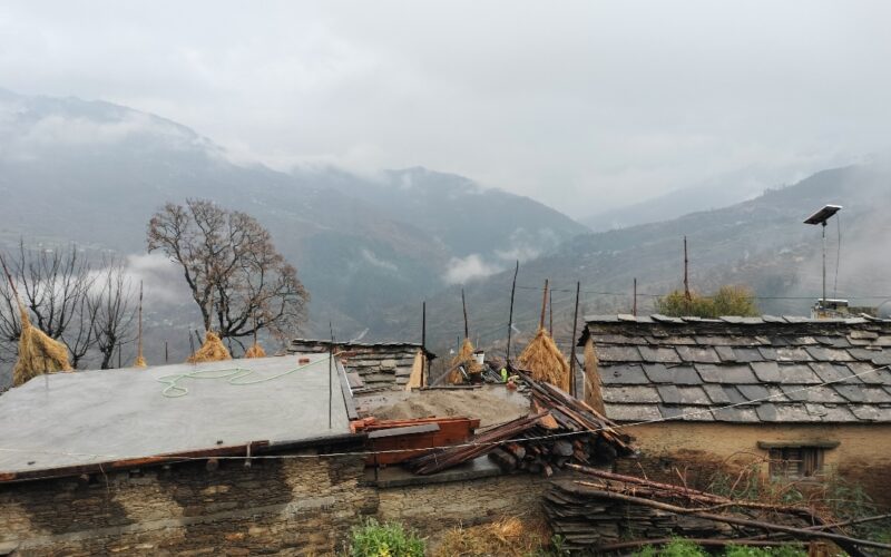 ऊंचाई वाले क्षेत्रों में बर्फबारी और बारिश से ठंड बढ़ी, यलो अलर्ट जारी