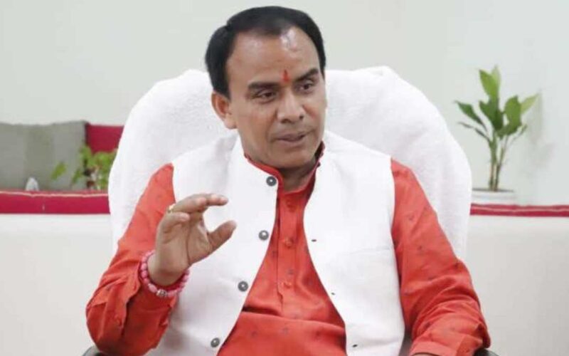 स्वास्थ्य विभाग में चतुर्थ श्रेणी के 1300 पदों पर होगी भर्ती: डॉ धन सिंह रावत