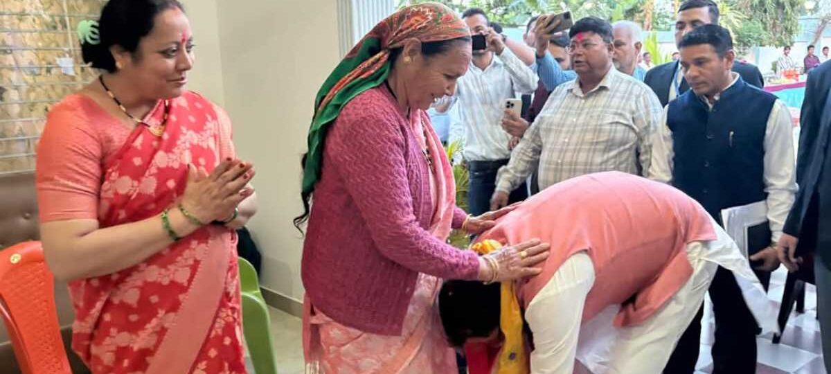 मुख्यमंत्री धामी ने खटीमा स्थित आवास में स्थानीय लोगों के साथ होली मनाई…