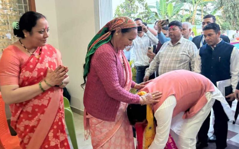 मुख्यमंत्री धामी ने खटीमा स्थित आवास में स्थानीय लोगों के साथ होली मनाई…