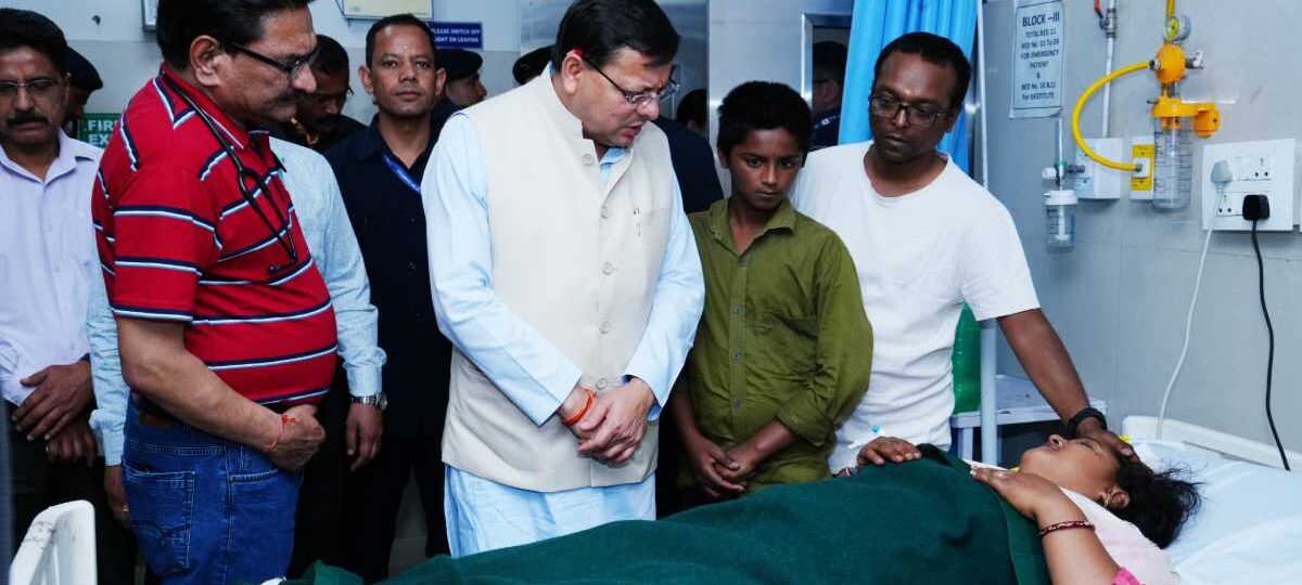 मुख्यमंत्री धामी ने कोरोनेशन अस्पताल पहुंचकर फूड प्वाइजनिंग से बीमार लोगों को हाल चाल जाना…