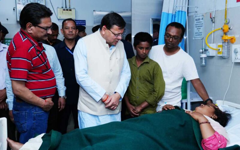 मुख्यमंत्री धामी ने कोरोनेशन अस्पताल पहुंचकर फूड प्वाइजनिंग से बीमार लोगों को हाल चाल जाना…