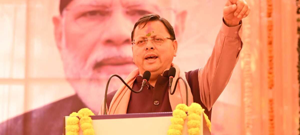 मुख्यमंत्री ने किया रोड शो में प्रतिभाग, लोगों ने फूल वर्षा व पुष्प मालाओं से किया स्वागत