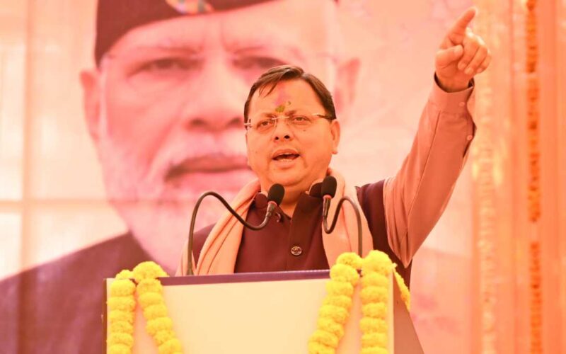 मुख्यमंत्री ने किया रोड शो में प्रतिभाग, लोगों ने फूल वर्षा व पुष्प मालाओं से किया स्वागत