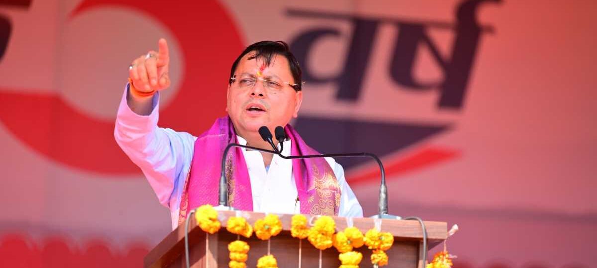 मुख्यमंत्री का भव्य रोड शो में  जनप्रतिनिधियों, जनता ने फूल वर्षा व पुष्प मालाओं से किया स्वागत