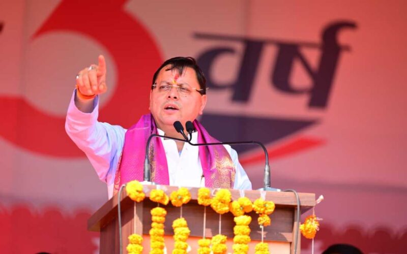 मुख्यमंत्री का भव्य रोड शो में  जनप्रतिनिधियों, जनता ने फूल वर्षा व पुष्प मालाओं से किया स्वागत