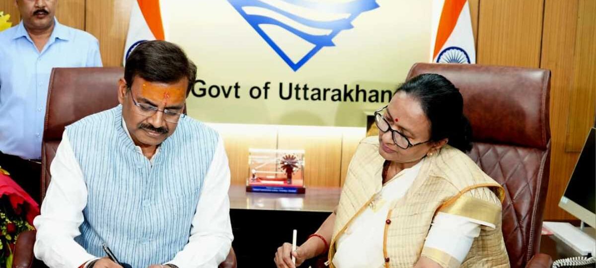 नवनियुक्त मुख्य सचिव आनन्द बर्द्धन ने पदभार ग्रहण किया