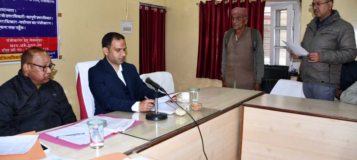 जनता दरबार में डीएम आशीष भटगांई ने सुनी जनता की समस्याएं…