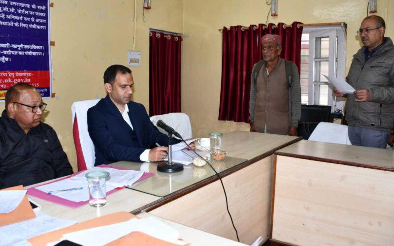 जनता दरबार में डीएम आशीष भटगांई ने सुनी जनता की समस्याएं…