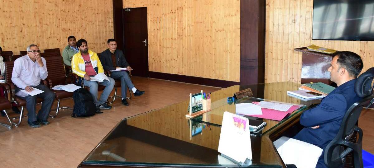 टनकपुर-बागेश्वर रेल लाइन परियोजना को लेकर डीएम आशीष भटगांई ने बैठक की