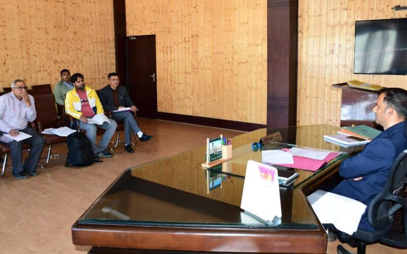 टनकपुर-बागेश्वर रेल लाइन परियोजना को लेकर डीएम आशीष भटगांई ने बैठक की