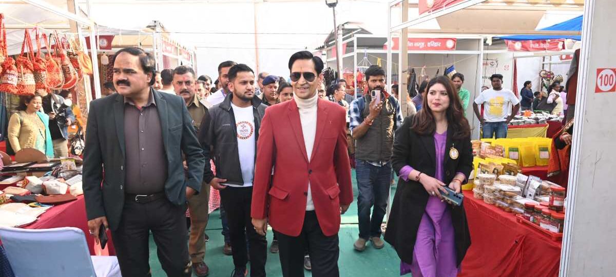 सरस आजीविका मेले में पहुंचे आयुक्त दीपक रावत, स्टालों का किया निरीक्षण…