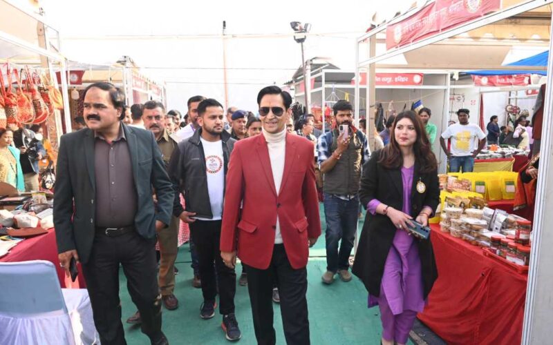 सरस आजीविका मेले में पहुंचे आयुक्त दीपक रावत, स्टालों का किया निरीक्षण…