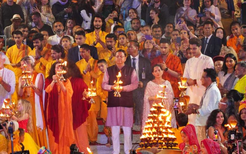मुख्यमंत्री पुष्कर सिंह धामी ने ऋषिकेश स्थित परमार्थ निकेतन में गंगा आरती कर पूजा अर्चना की…