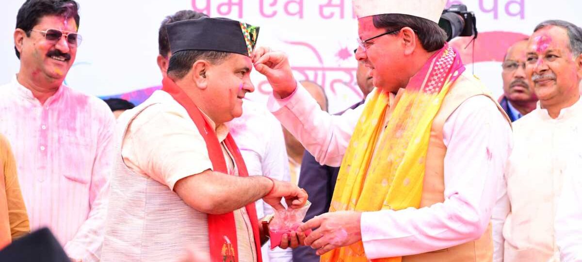 भाजपा मुख्यालय मे बिखरे होली के रंग, सीएम सहित वरिष्ठ नेताओं ने की शिरकत