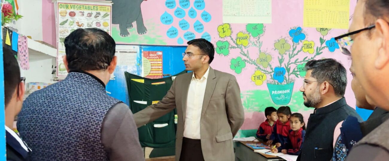 डीएम ने मौके पर ही 3 नवीन कक्षा कक्ष निर्माण,  बाउंड्रीवॉल, रसोईघर टाइल को दी स्वीकृति