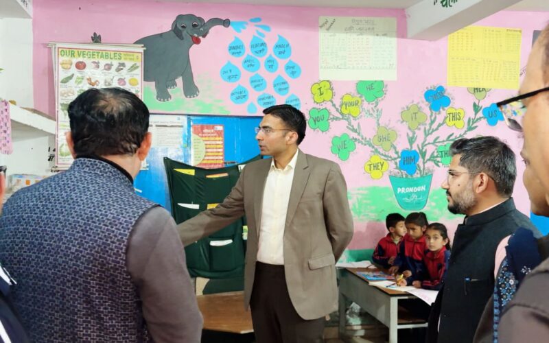 डीएम ने मौके पर ही 3 नवीन कक्षा कक्ष निर्माण,  बाउंड्रीवॉल, रसोईघर टाइल को दी स्वीकृति