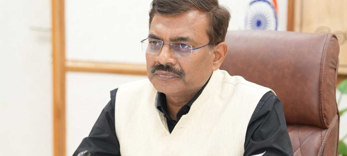 अपर मुख्य सचिव आनन्द बर्द्धन ने सचिवालय में नाबार्ड की समीक्षा बैठक ली