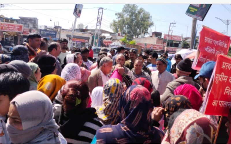 लालपुल पर प्रदर्शन: बस्तियों के मालिकाना हक और एनजीटी के फैसले पर रोक की मांग