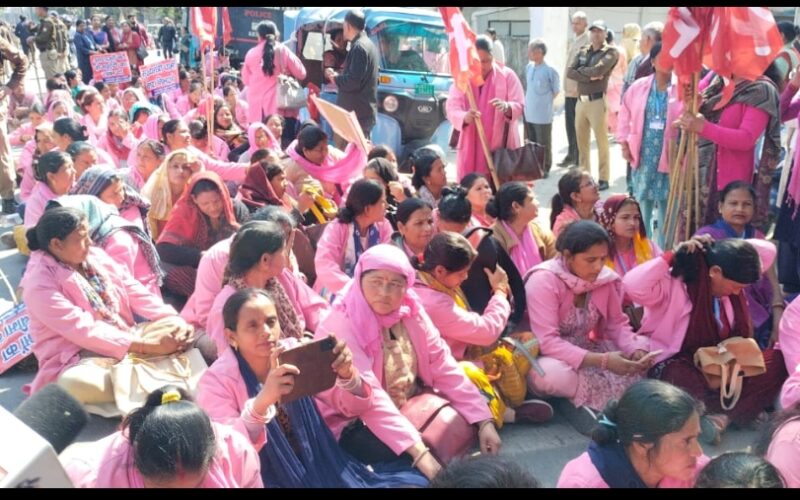 अंतर्राष्ट्रीय महिला दिवस पर आशाओं का मुख्यमंत्री आवास कूच, पुलिस के साथ झड़प