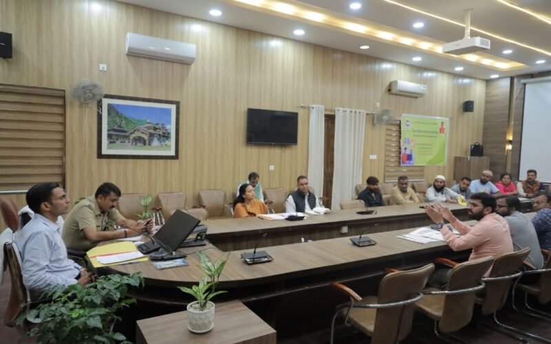 जिलाधिकारी और पुलिस अधीक्षक ने  बल्लुपुर-पांवटा राष्ट्रीय राजमार्ग से संबंधित अधिकारियों और ग्रामीणों के साथ आयोजित की बैठक