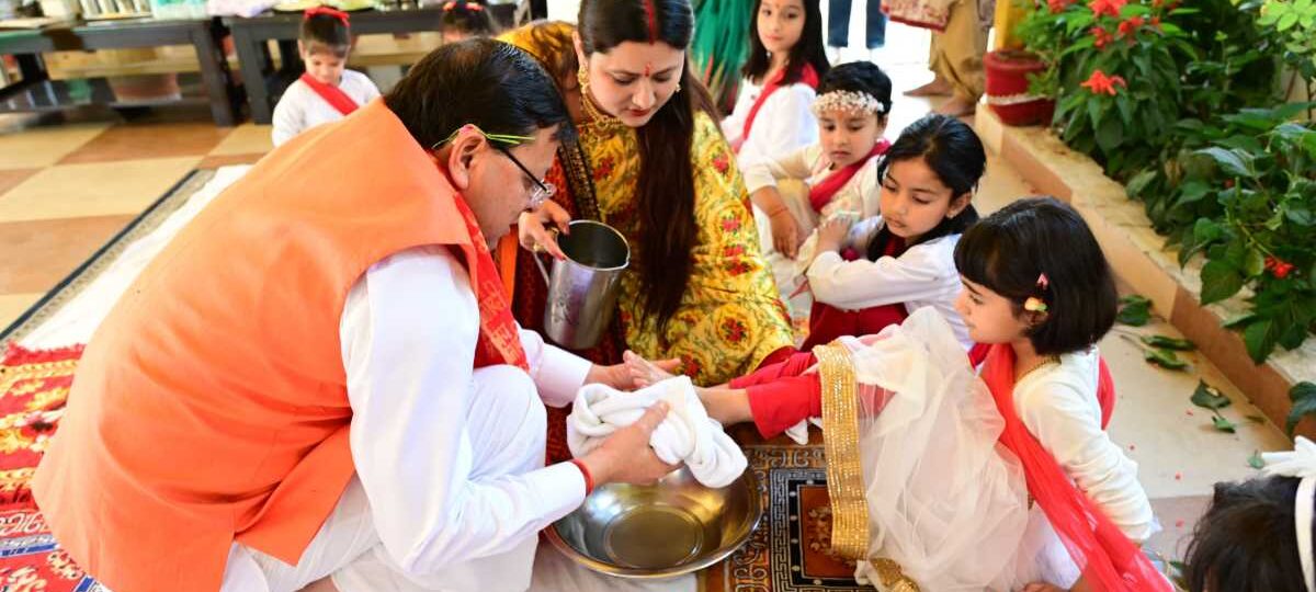 मुख्यमंत्री धामी ने रामनवमी और दुर्गा नवमी के अवसर पर सपरिवार पूजा – अर्चना की