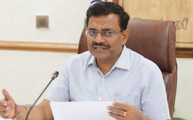 मुख्य सचिव आनन्द बर्द्धन की अध्यक्षता में मुख्यमंत्री घोषणाओं के सम्बन्ध में बैठक हुई