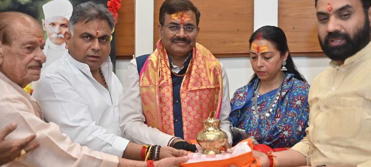 मुख्य सचिव आनन्द बर्द्धन ने चारधाम यात्रा की तैयारियों को लेकर हरिद्वार में अधिकारियों के साथ बैठक की