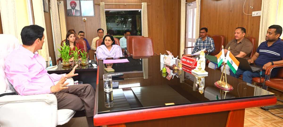 आयुक्त दीपक रावत की अध्यक्षता में विकास कार्यों की समीक्षा, गुणवत्तापूर्ण निर्माण पर जोर