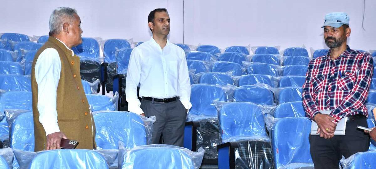 जिलाधिकारी ने विकास भवन समीप स्थित ऑडिटोरियम का किया निरीक्षण, गुणवत्तापूर्ण कार्य के दिए निर्देश